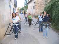 Mozas cogiendo caballetes de la escuela vieja