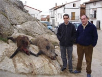 Teodoro y Eliseo junto a los jabalíes