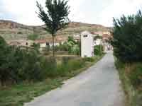 Entrada del pueblo, al fondo el transformador